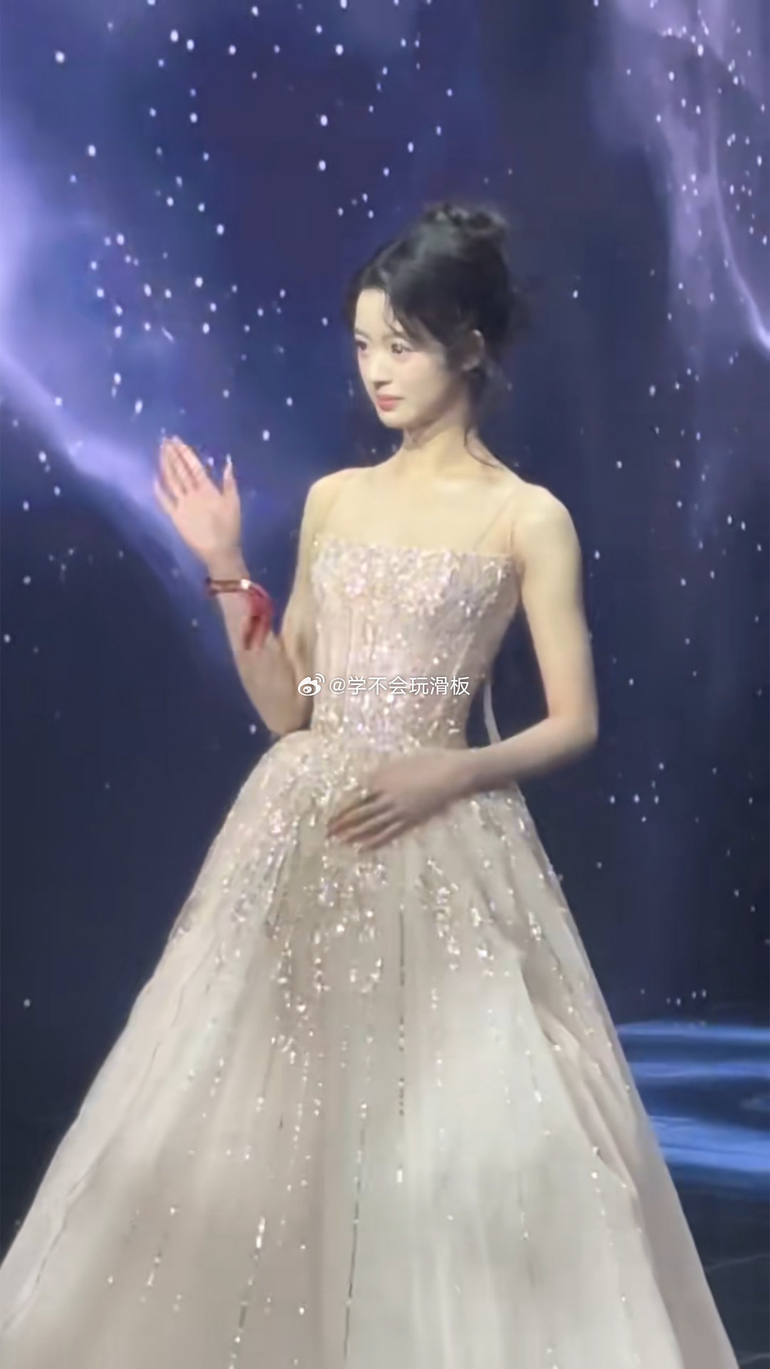 微博之夜打光 感觉完蛋了，微博之夜打的居然是顶光，黄杨钿甜微博之夜红毯生图状态，