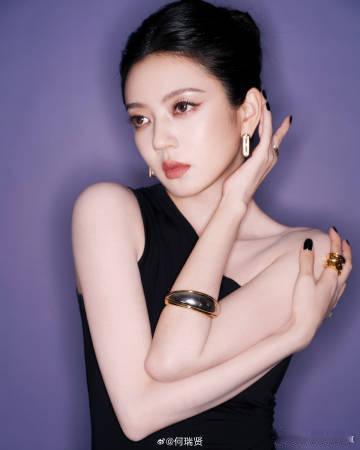 何瑞贤被低估的美貌何瑞贤顶级浓颜的冲击力这套大片质感好绝，冷调妆容放大浓颜优势，