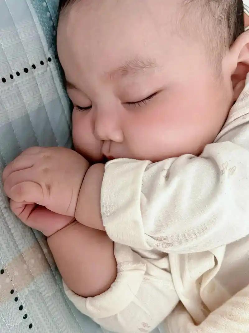 娃娃晚上精力旺盛不爱睡觉怎么办? 娃娃晚上精力旺盛不爱睡觉可太让人头疼了。其实原