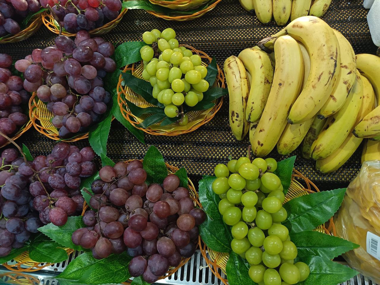 老板（扒拉着葡萄叶）：“青的脆甜，紫的蜜甜，都尝尝！”
我捏了颗青葡萄塞嘴里：“