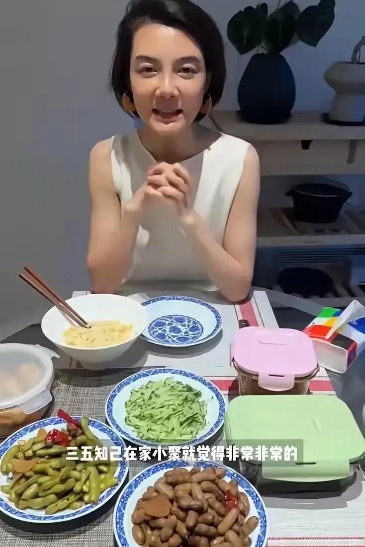 用剩菜，素菜招待朋友，过生日，43岁的车晓如今的生活过得太节俭了
身住大别墅，却