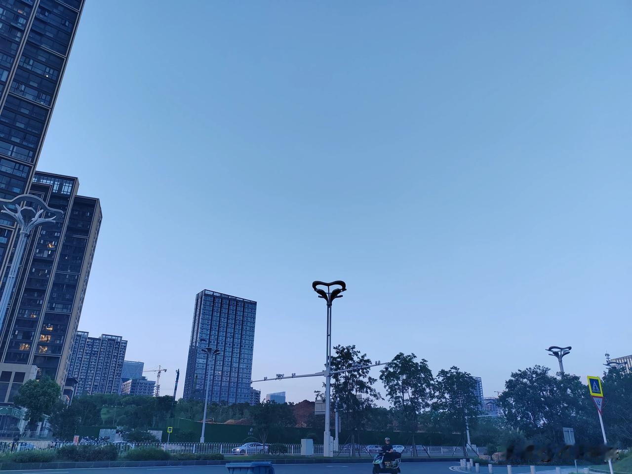 年轻人的世界，世界的光谷。一批又一批怀揣着梦想的年轻人来到这里，褪去荒芜，画出了