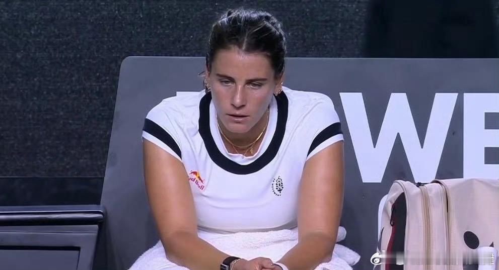 🇺🇸纳瓦罗增肌增强力量在赛场上似乎还在适应新版本的自己本赛季4胜7负作为梅里