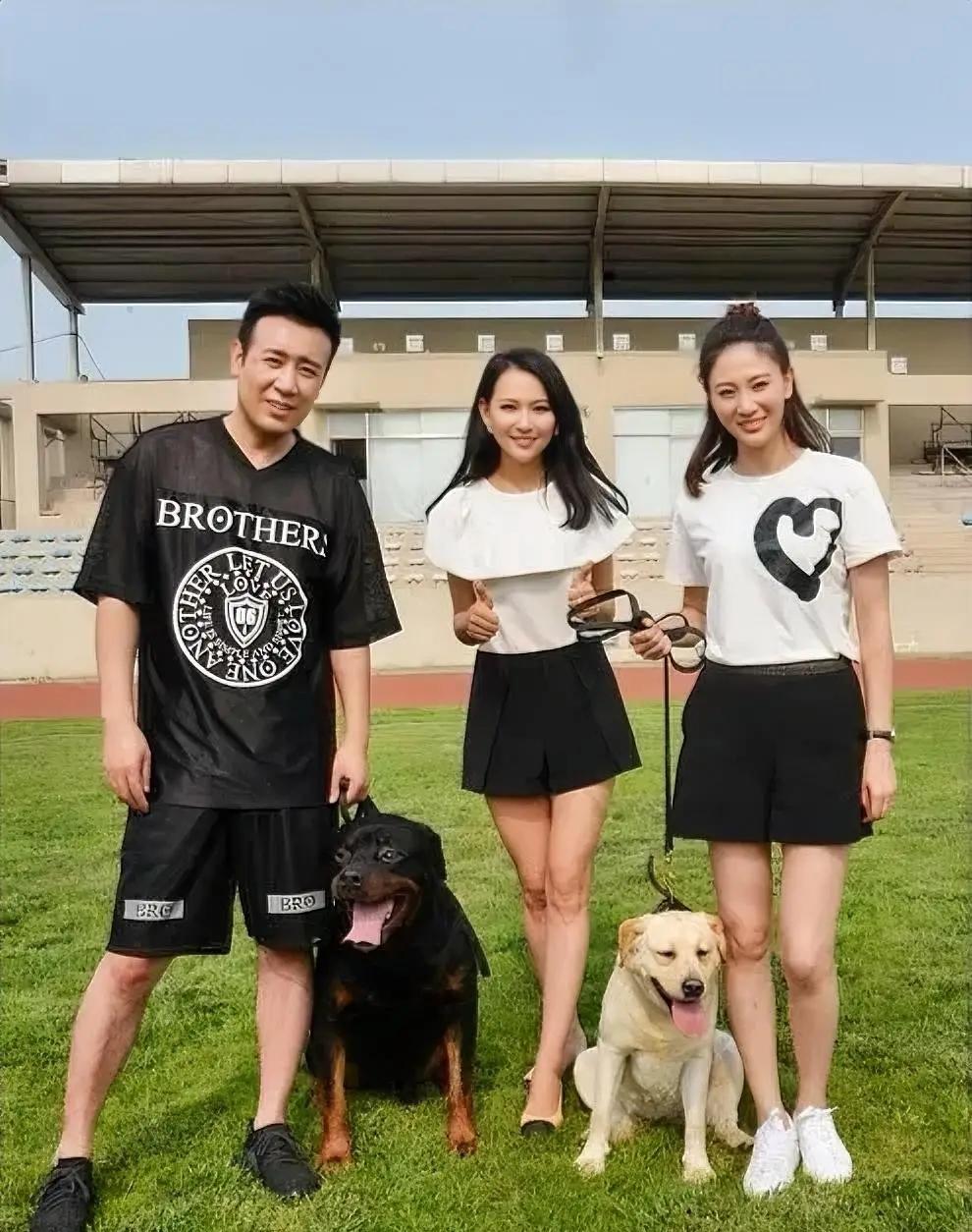阳光帅气的于和伟，手牵着警犬，笑容满面与两位美女同框，这画面很吸吸睛。于和伟吴石