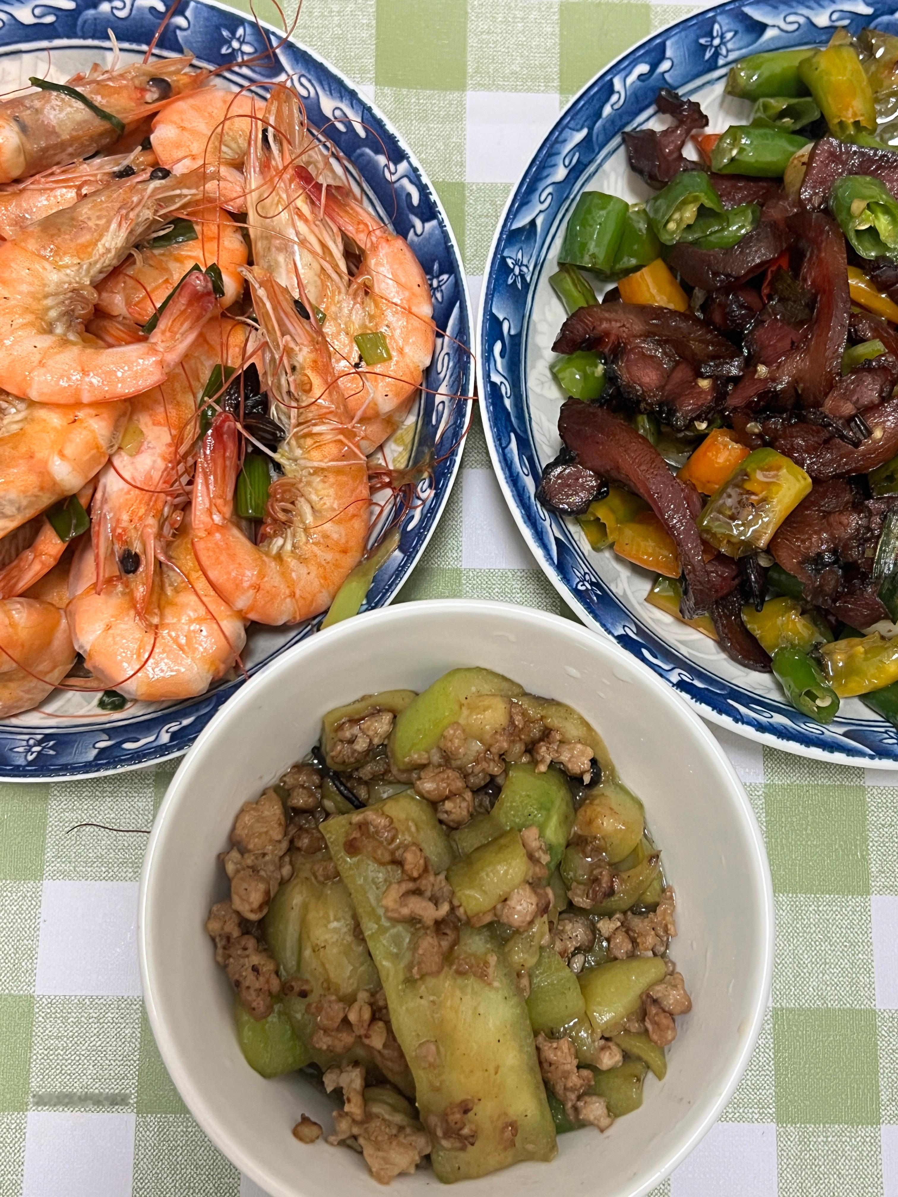 回到住的地方，还有心情做饭，这是努力对抗熵增的方式，也想告诉自己：要生活，而不只