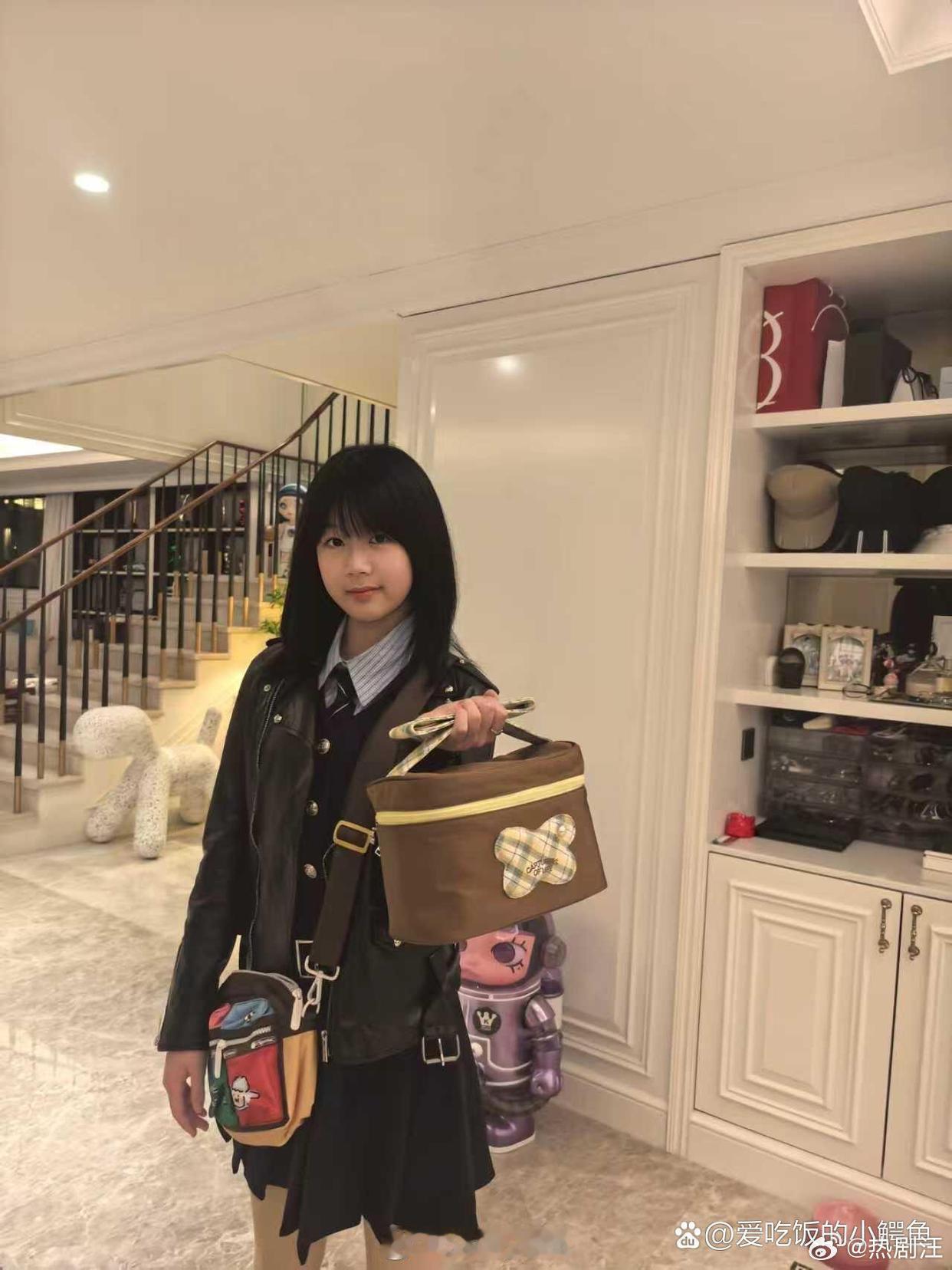 陆毅鲍蕾二女儿，家里好“宽敞”啊！陆毅鲍蕾14岁的二女儿小叶子，能看出来家里真的