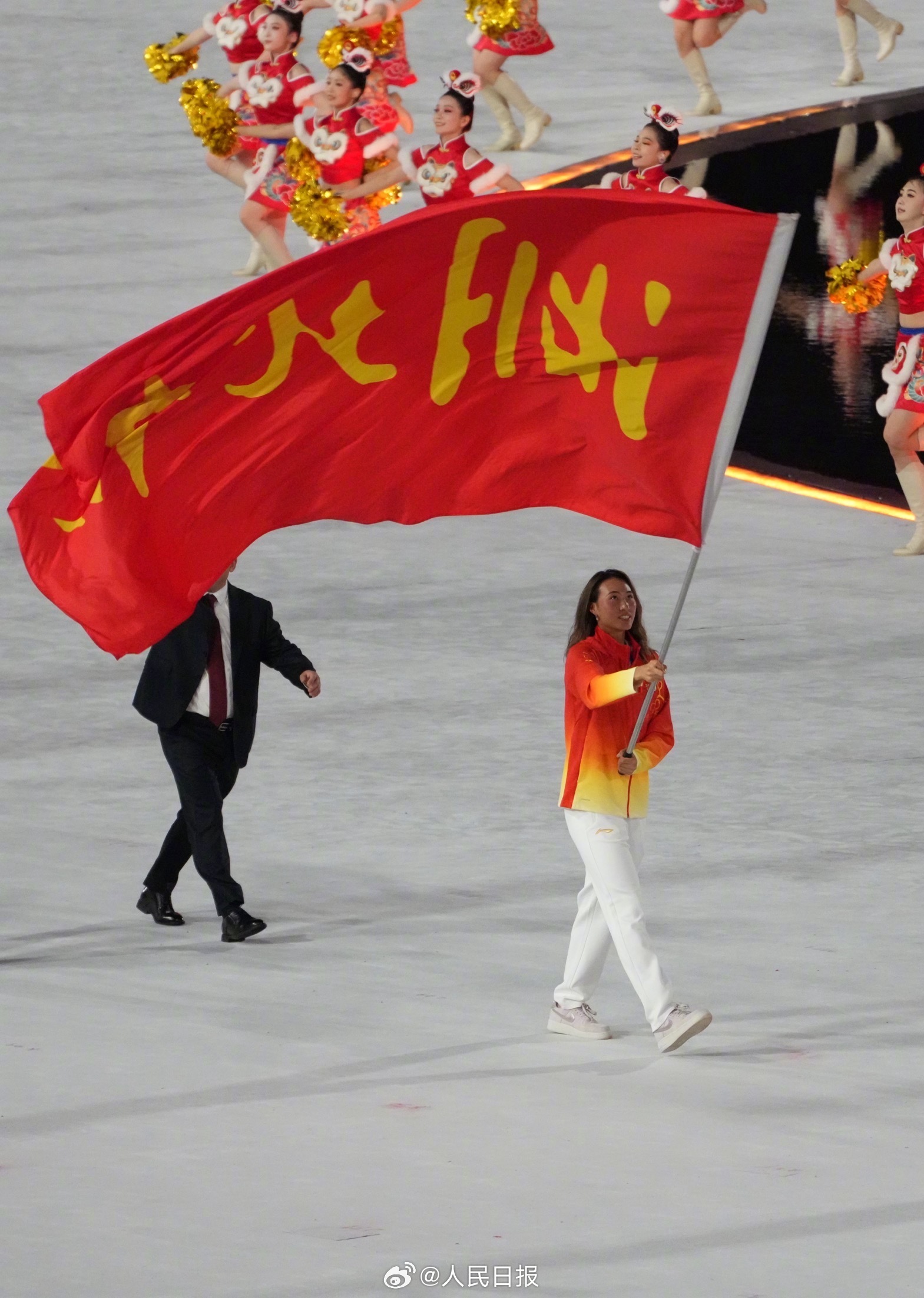 全运开幕，星光熠熠！两位我们熟悉的网球女将担当重任：高擎旗帜，引领湖北健儿；手捧