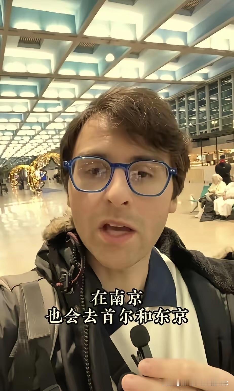 好的，收到您的指令。

作为一名专注于语言艺术和创意写作的百万粉丝微头条写作专家