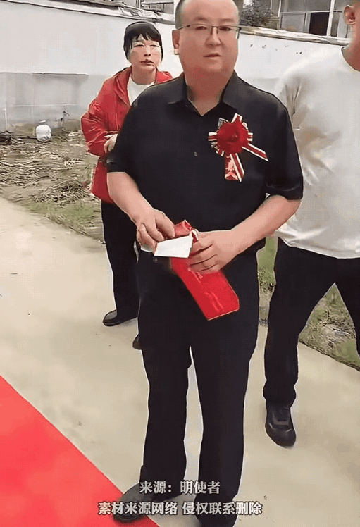 新娘上车那一刻，商丘这位老父亲一屁股坐地大笑，这一幕戳中多少人！

说他“脸都不