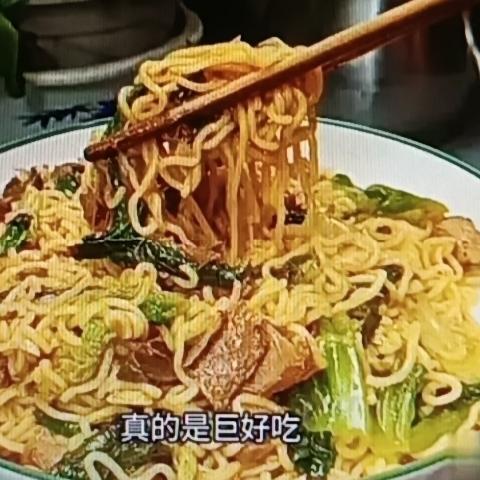 饿了想吃夜宵，那这几种神仙做法必须试试！
先来个简单的鸡蛋煎面。把面条煮个半熟捞