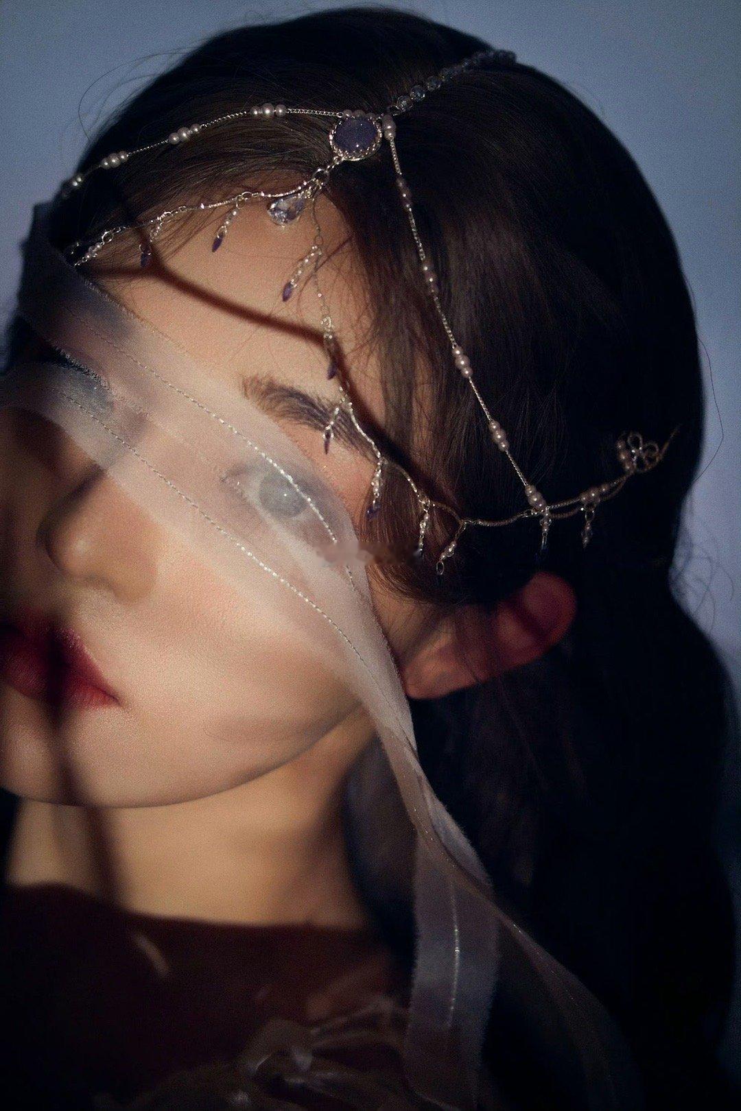 黄霄雲居然把水晶穿在身上这是把星空裁成战袍了吧？流动的水晶像融化的银河，随着她的