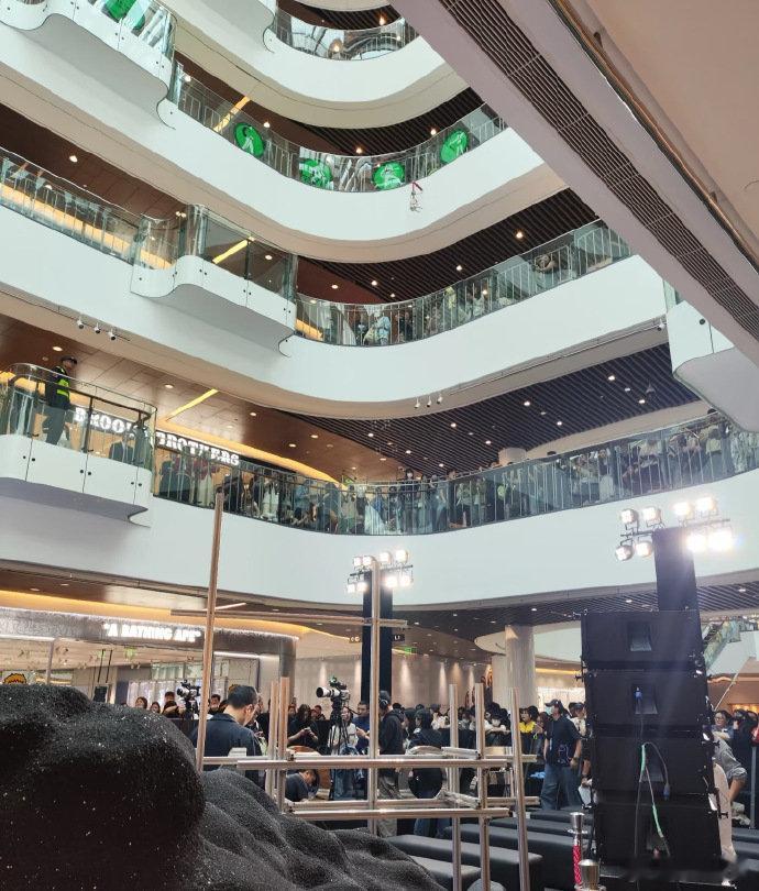 王鹤棣暴龙活动人气王鹤棣暴龙活动这阵仗，说是顶流教科书都不过分！王鹤棣暴龙线下活