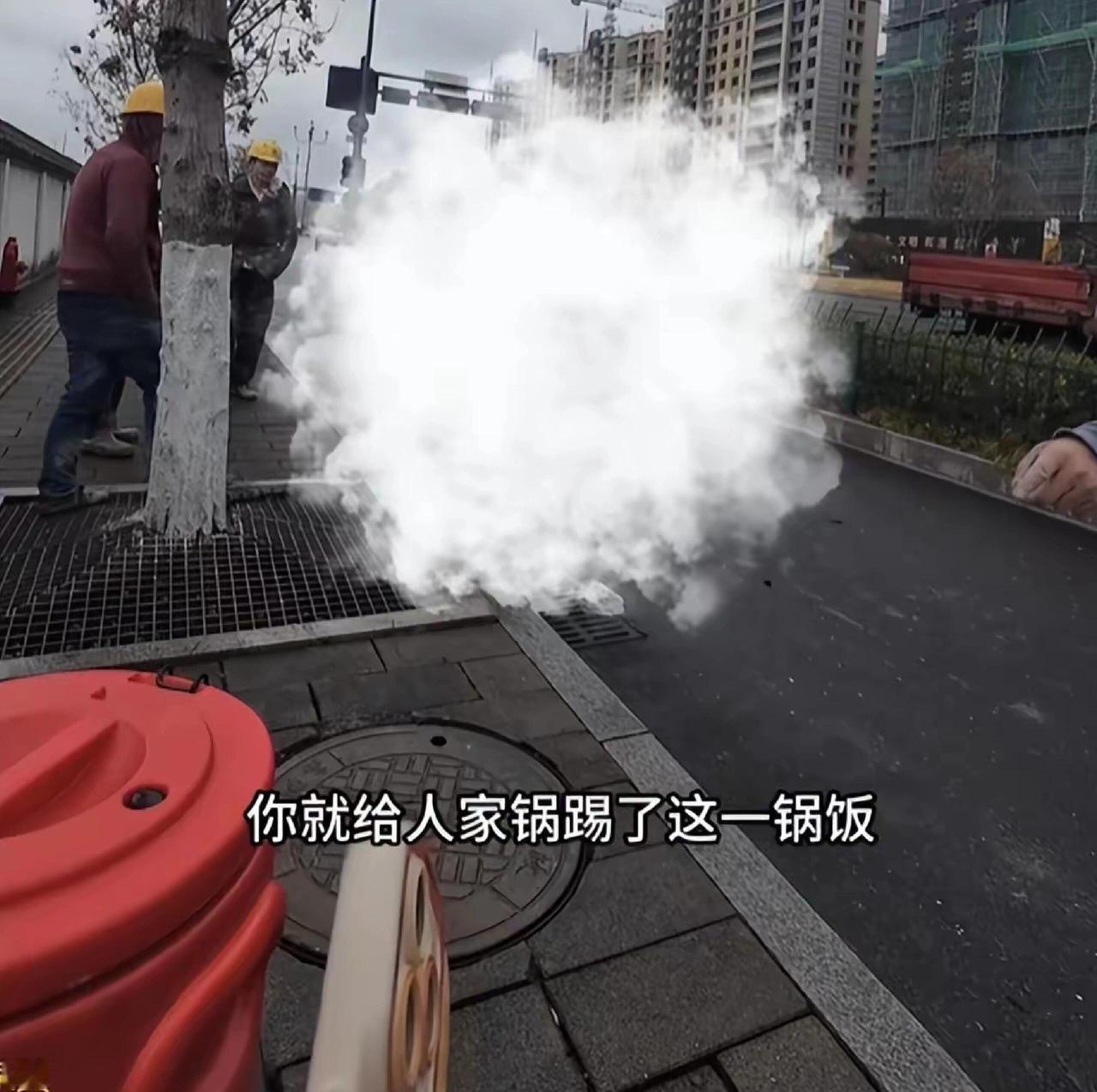 天冷了，工地上有个27岁姑娘小李，推个三轮车卖盒饭。一荤两素卖12块，热乎还便宜