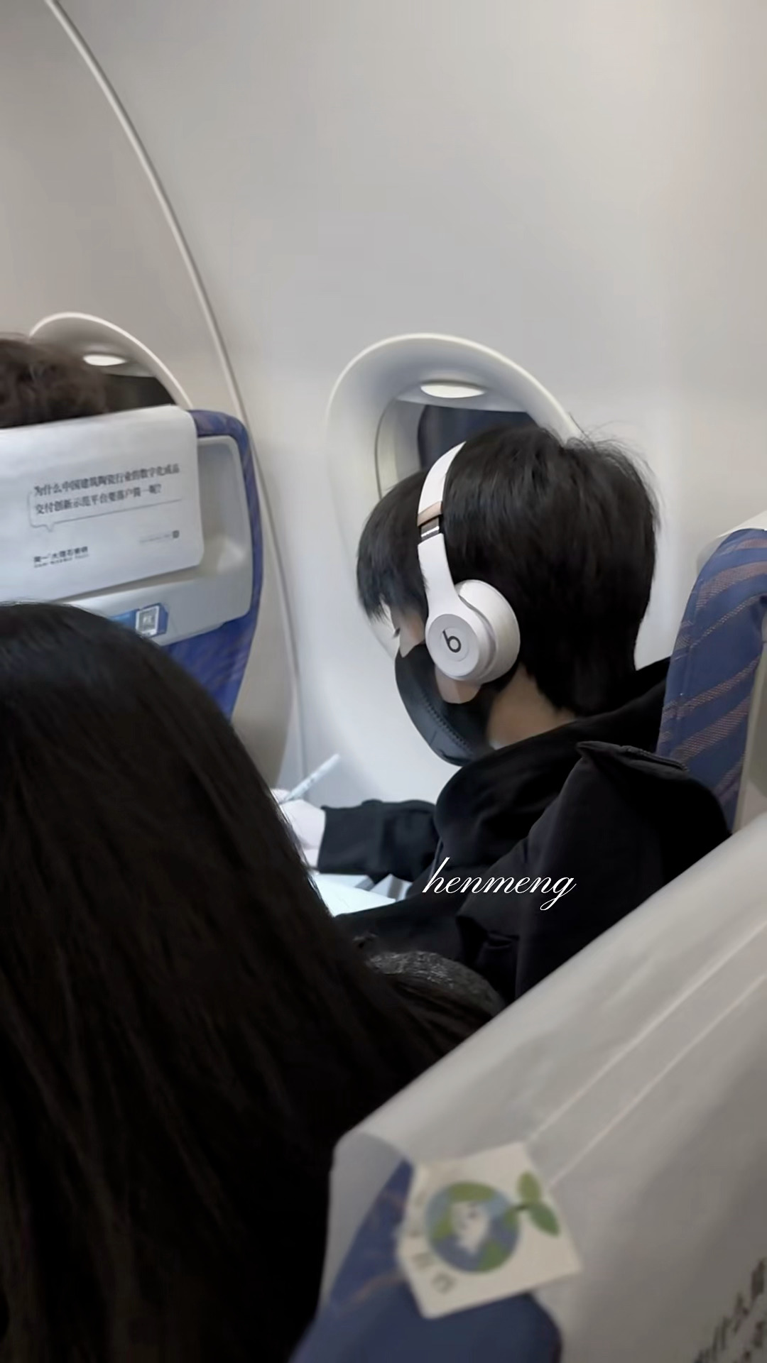 杨博文拍戏间隙还在上网课 杨博文真的好自律啊，不管做什么都会抽出时间来学习，杨博