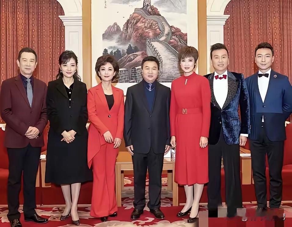 没错，站中间C位的不是我！