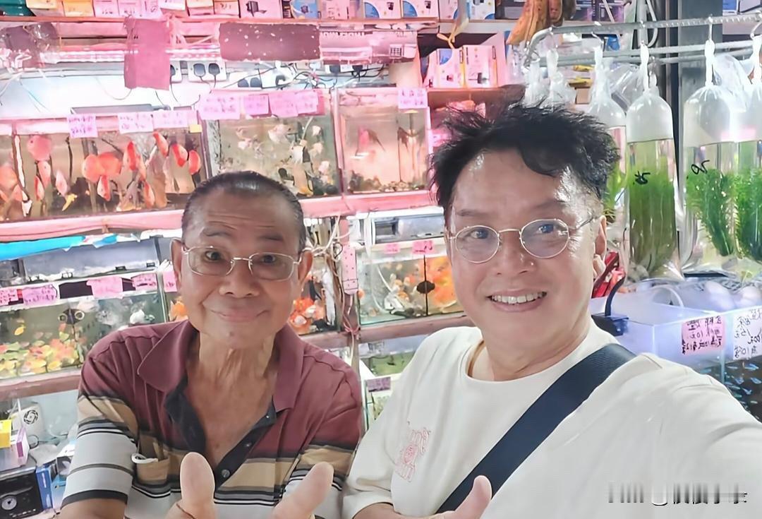 75岁谭咏麟到店里买小金鱼，打扮朴素接地气，和老板互动不耍大牌。香港巨星谭咏麟喜