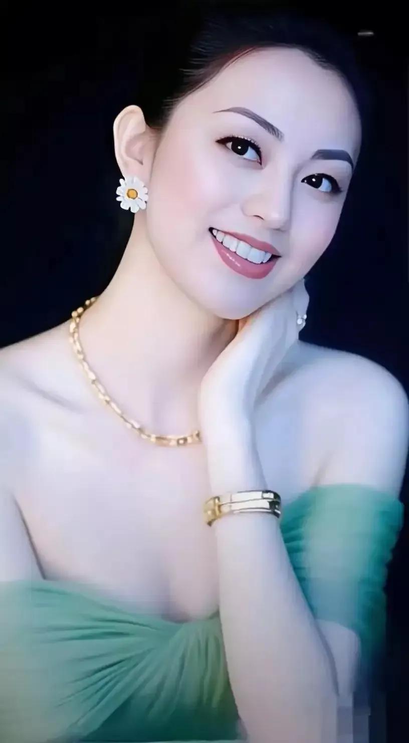 温柔优雅，浅绿色礼服与金饰的完美搭配，尽显高贵气质。浅绿色长裙穿搭 酒红色雪纺礼