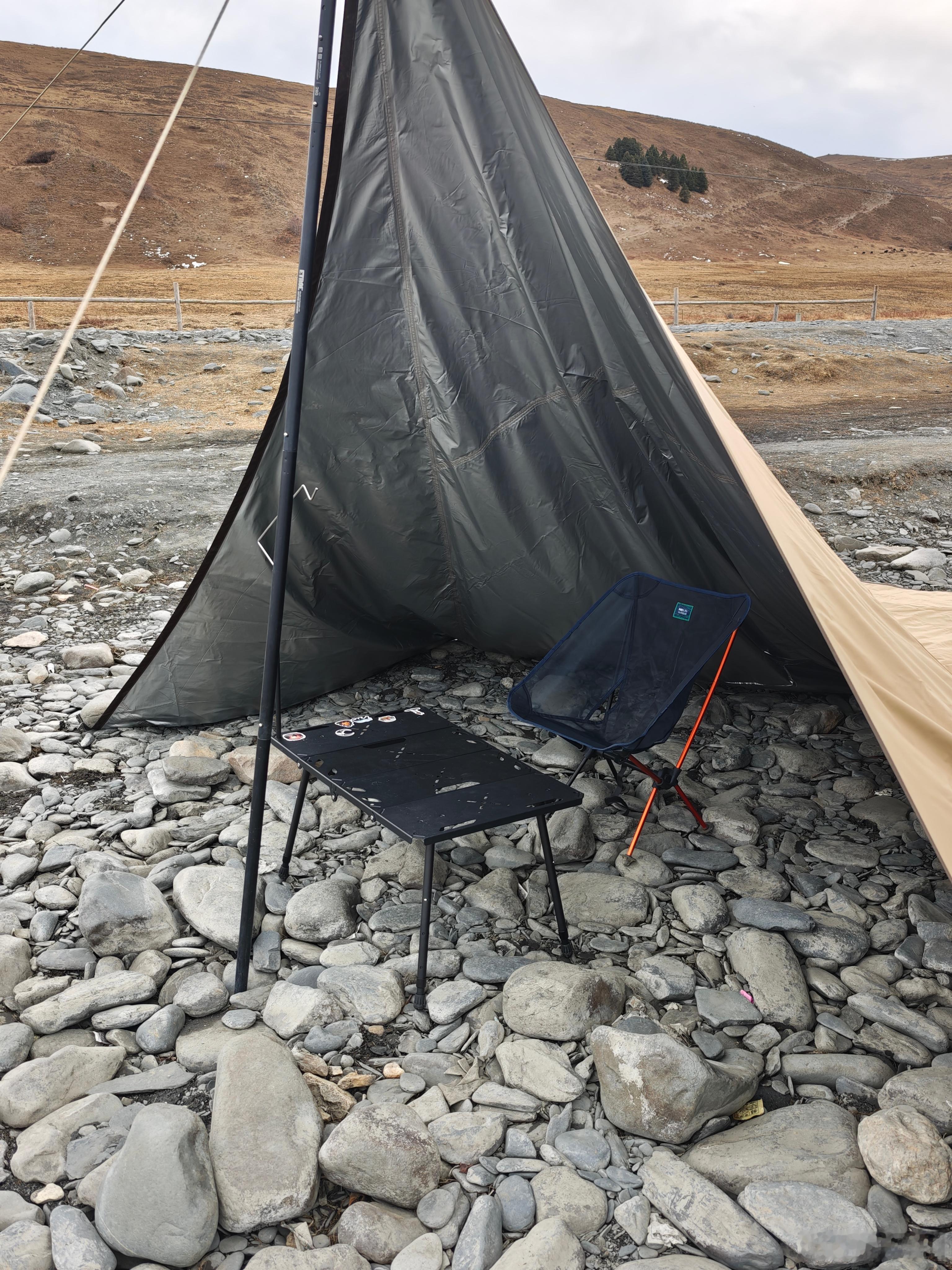 用天幕搭了个「庇护所」防风保暖，晚上可以看着雪山喝茶了！就是这跟杆子比较烦人，影