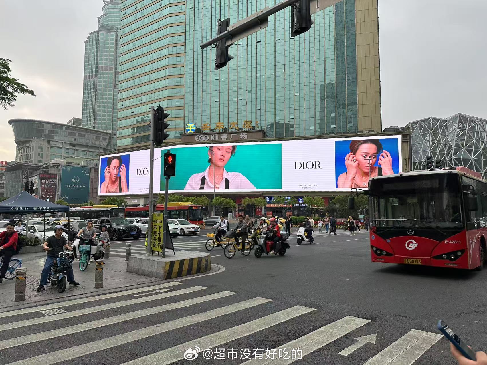 Dior给全球品牌大使刘雨昕开启第四轮珠宝宣传了，线上线下给的排面待遇太足啦!?