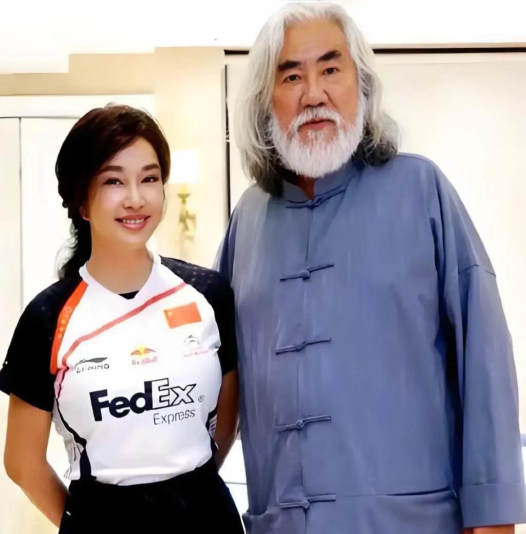 刘晓庆当年从看守所出来，兜比脸干净，欠着一千多万。没人敢用她，资方见了直摆手，怕