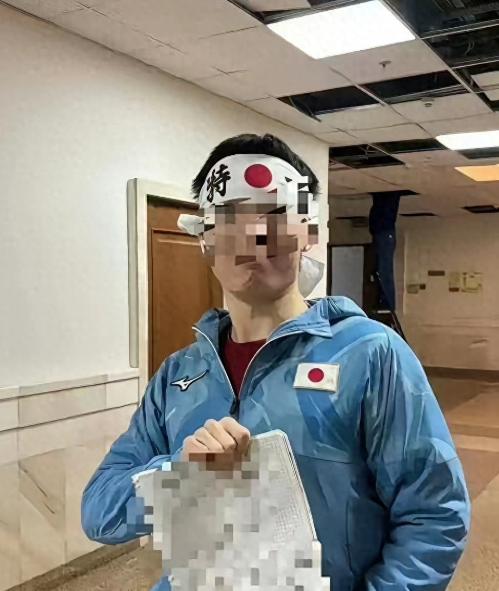 大快人心！身披旭日旗的南京籍留学生被遣返！历史幻想当场碎一地！ 

他这是对民族