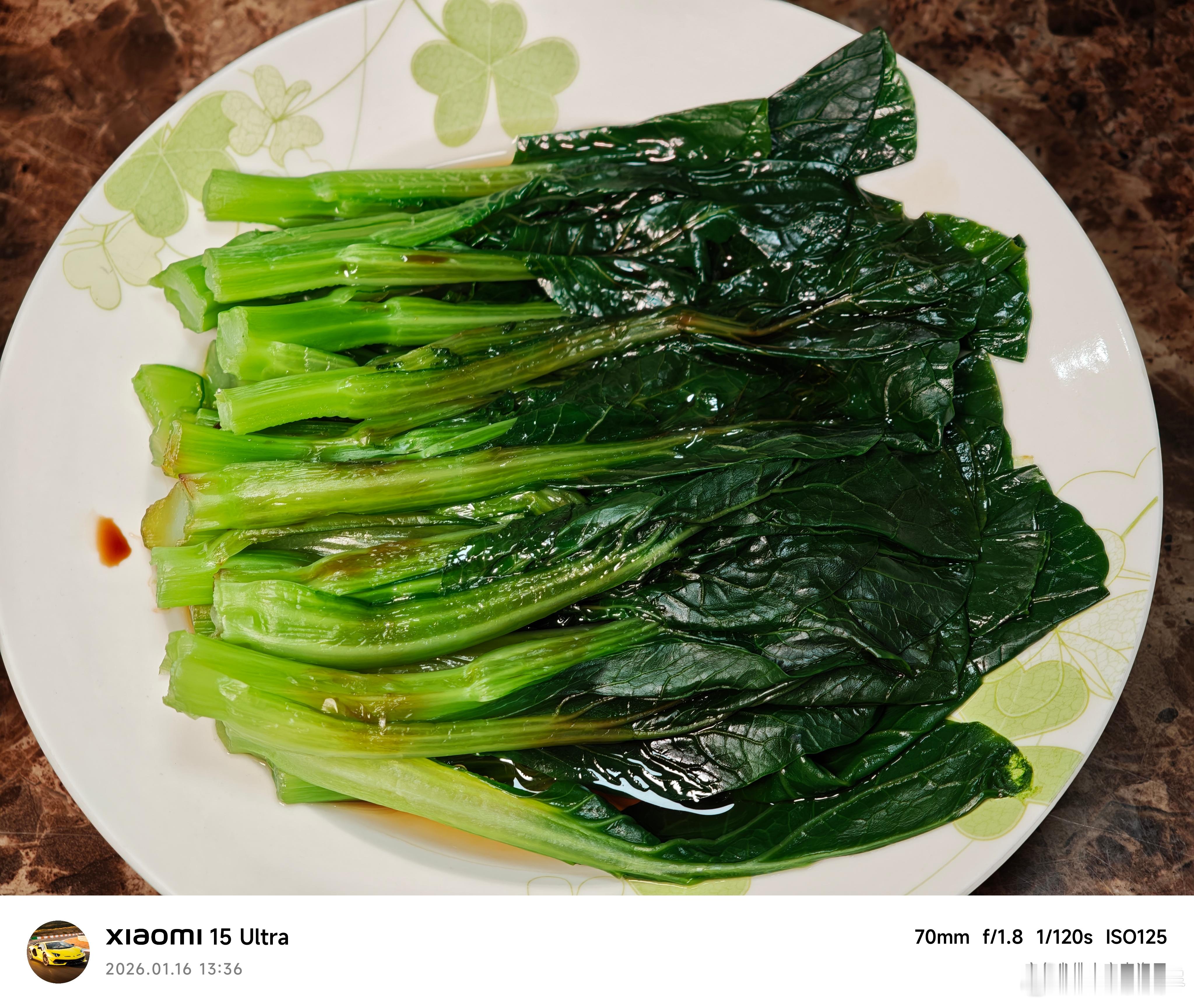 昨天我妈休假，在家做了饭 我的美食日记 午餐有排骨，还喝了前一晚点的肯德基咖啡（