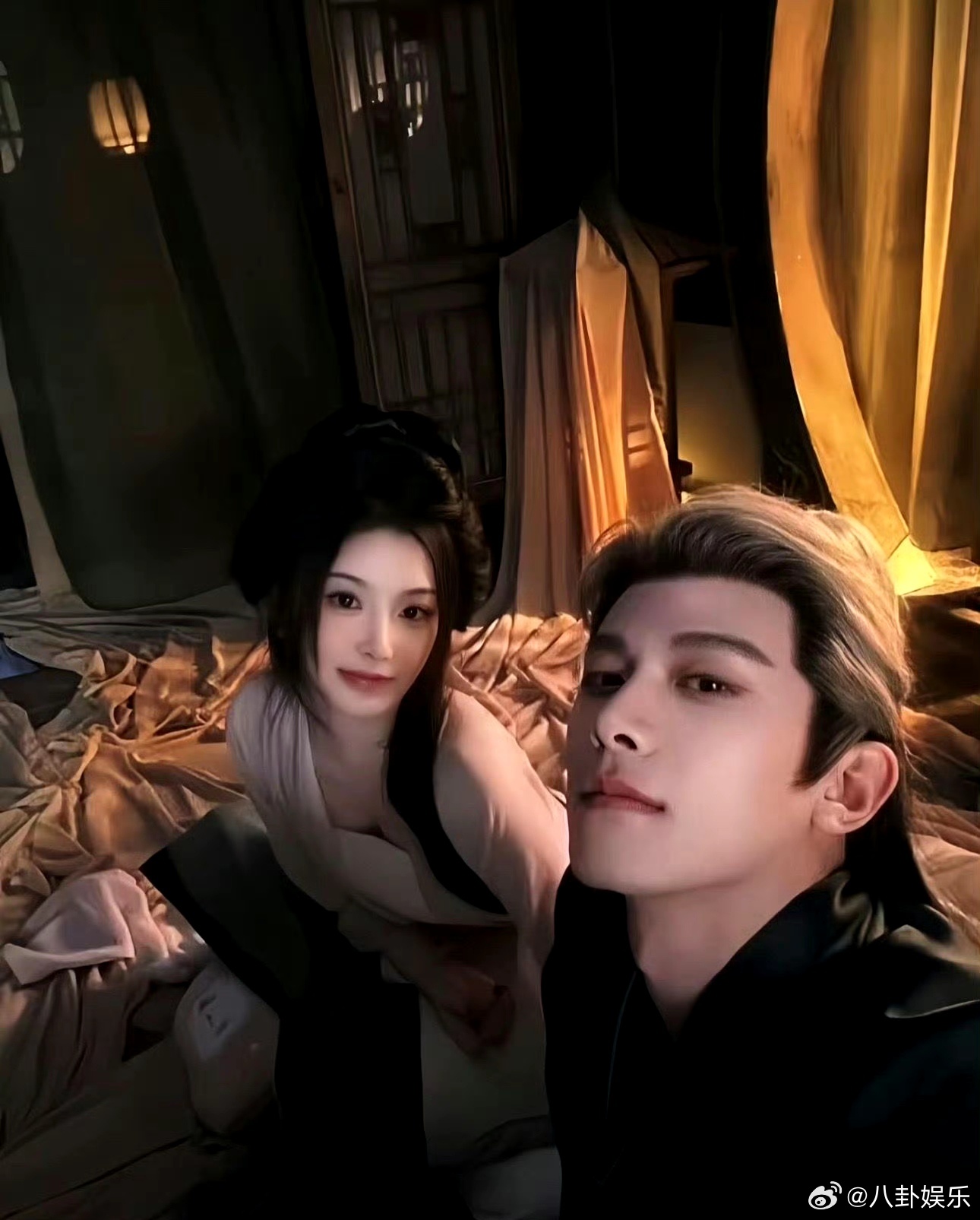 邓凯搂腰抱孔雪儿 《逐玉》追剧团直播甜度爆表！邓凯轻揽后腰托后脑还原名场面，孔雪