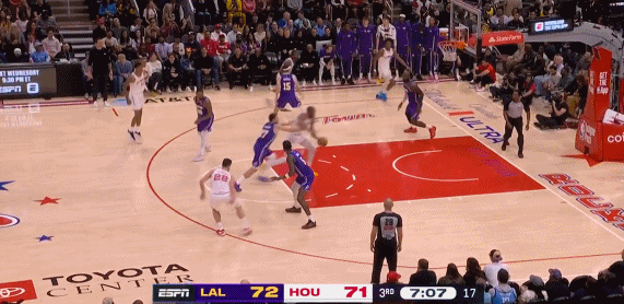 湖三崩？阿杜暴扣率队完成反超！
在今天NBA常规赛火箭对阵湖人的第三节比赛中，杜