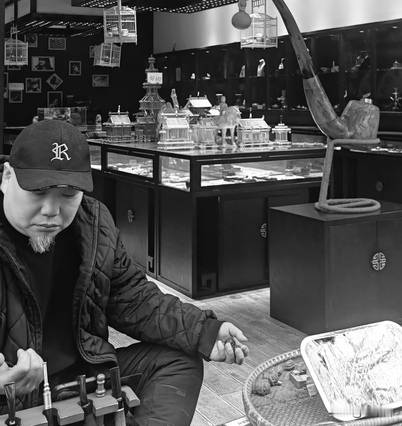 一间藏在闹市的工作室，一位守着匠心的手艺人。指尖摩挲的不只是物件，是岁月沉淀的专