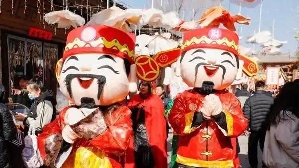 正月初七又称“人日”，传为人类诞辰日。民间依女娲创世顺序：“一鸡二狗、三猪四羊、