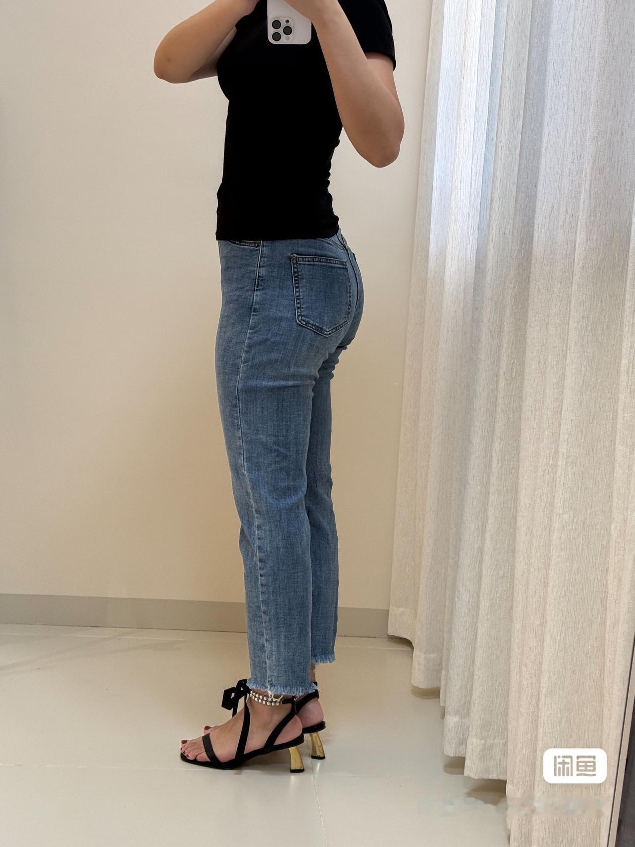 简单黑色上衣，搭配毛边九分牛仔裤，利落又显瘦。
一双精致绑带高跟凉鞋，悄悄提升气