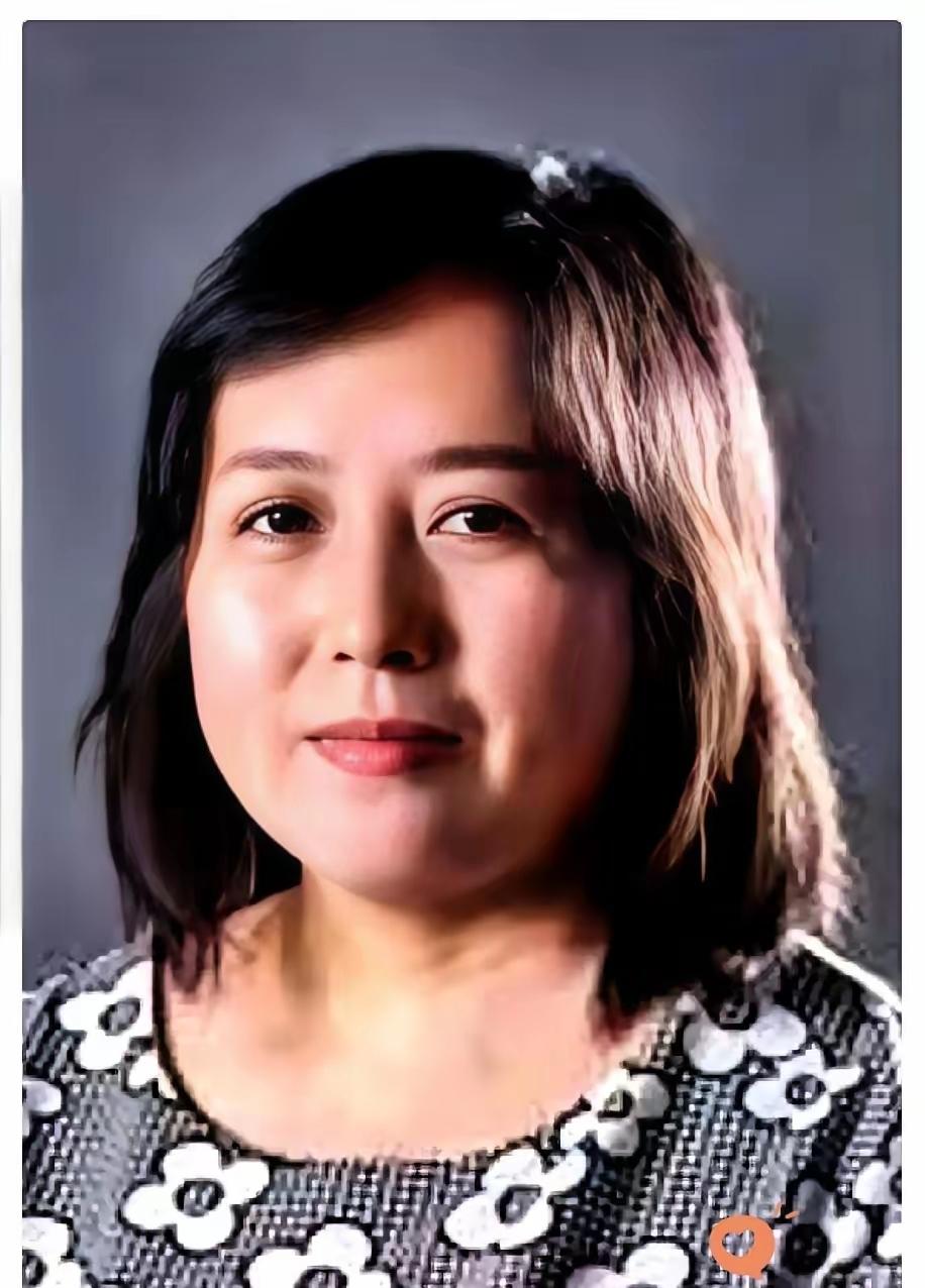 成都锦城学院，广告系主任聂鑫鑫，46岁，人没了。
 
那个一下课就被学生里三层外