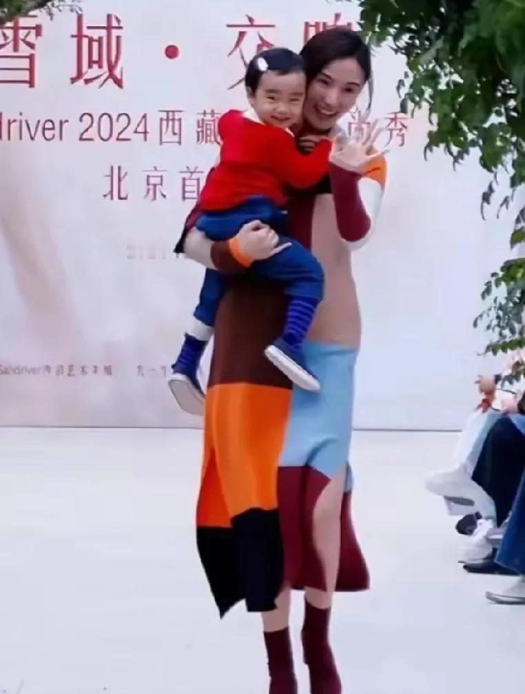 海哈金喜
抱着女儿夏夏走秀
两岁半的孩子，很喜欢走秀的样子
不哭也不闹的，还很开