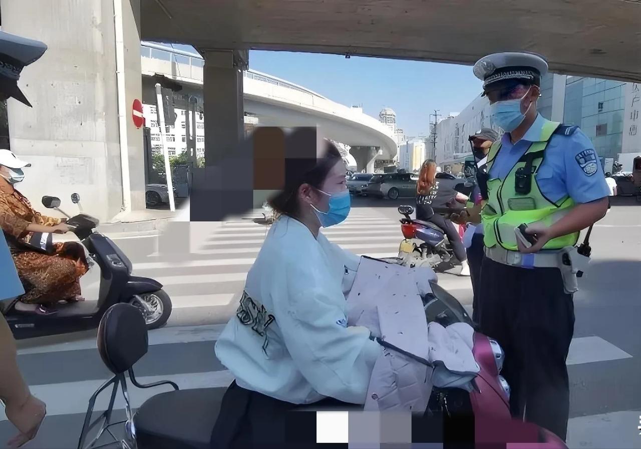 云南，一女子为送孩子，耽误了上班时间，她一时着急，闯了红灯，被交警罚款50元，女