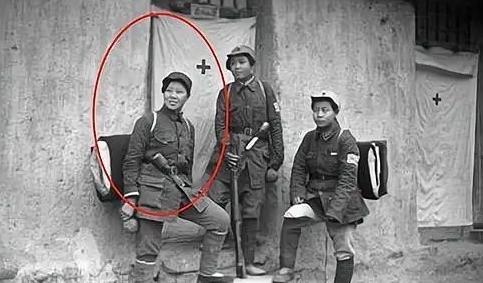 1937年马家军押解一队西路军女俘虏去青海，途中休息时，一匪兵朝周围看了看，压低