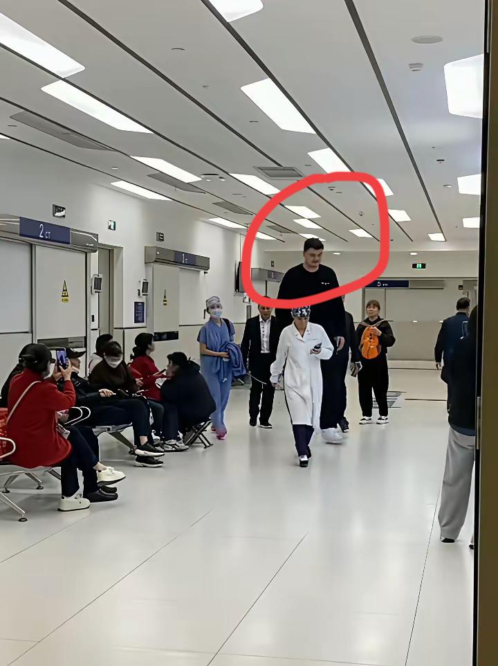 他是谁啊！身高很高