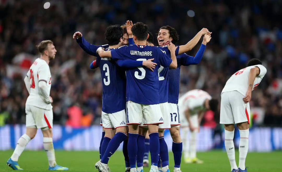 日本队在热身赛击败了英格兰，证明了球队向世界一流强队叫板的底气。不过日本队始终缺