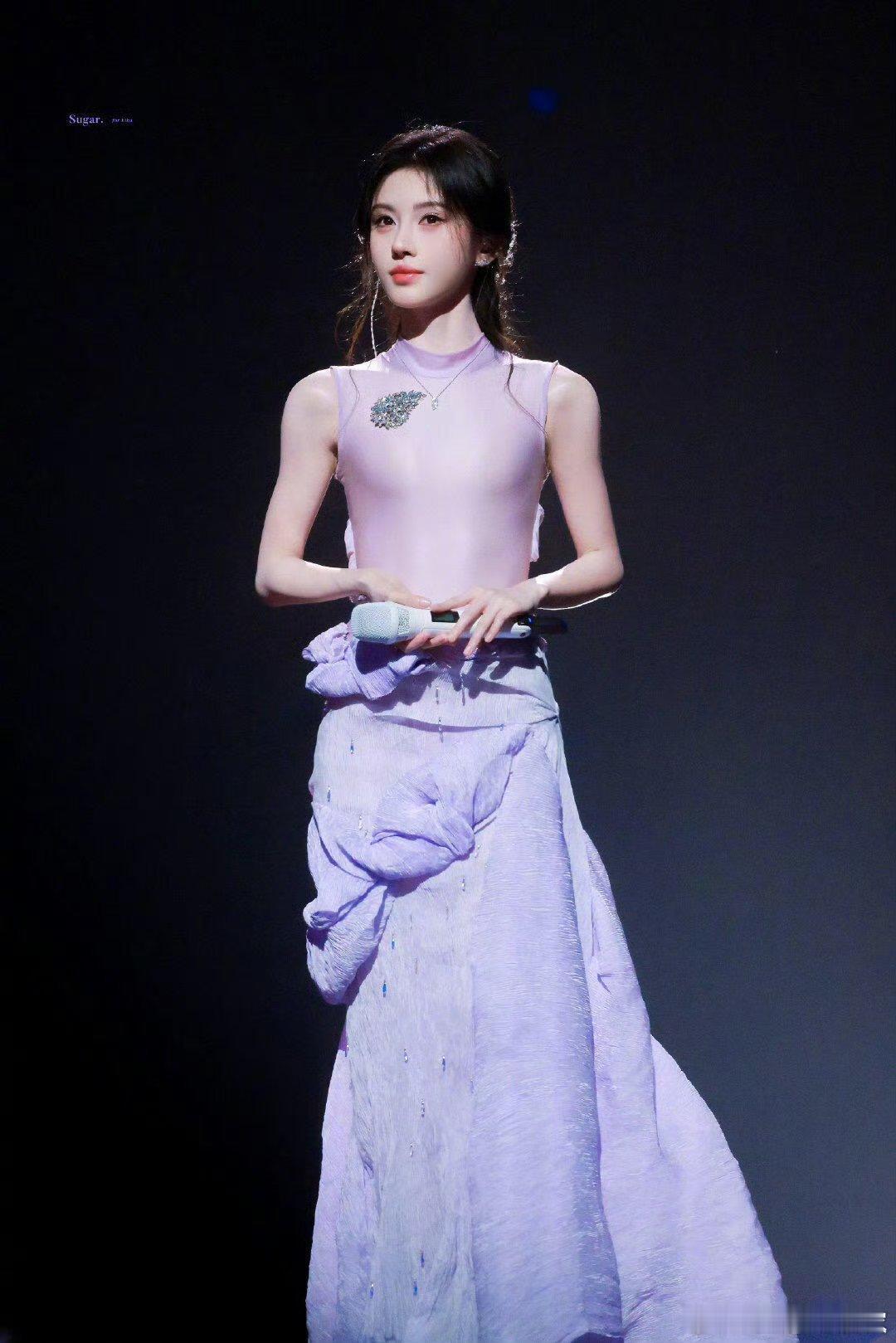 原来鞠婧祎紫色这套衣服是高定呀，恭喜鞠婧祎离开48 事业一路飞升[期待][期待]