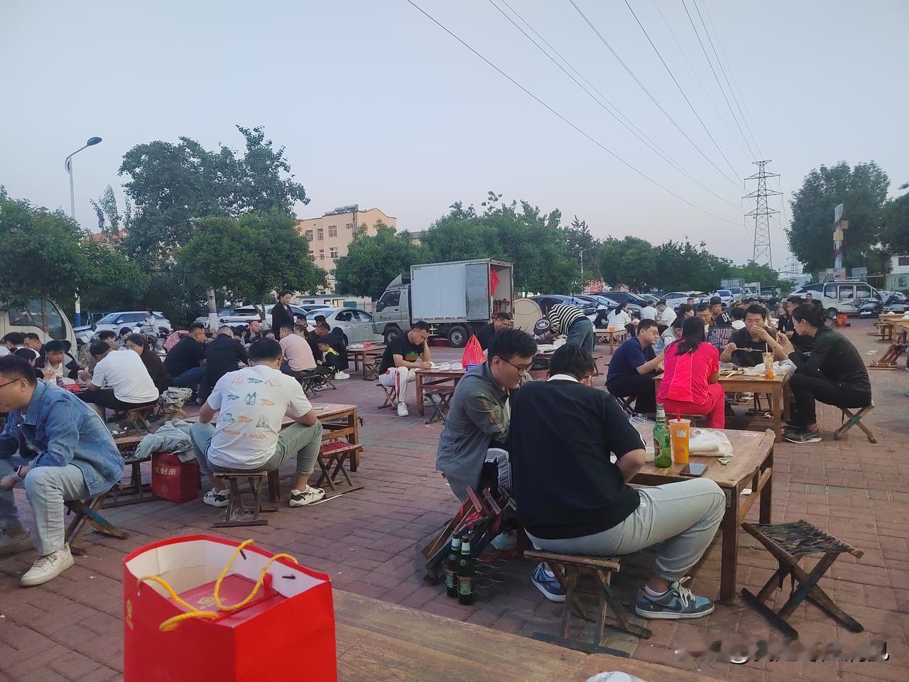 生意太好了｜枣庄主场输球，我心情不好，必须喝杯酒，就“四不两直”来到了市中区华山