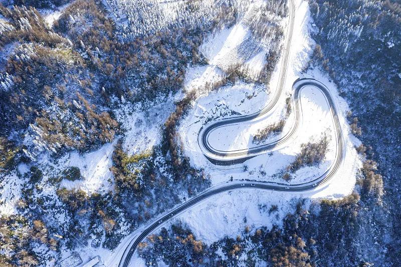 山舞银蛇
寒云冻雾锁山川，
皑皑飞雪掩大千。
凛冽朔风呼啸过，
山舞银蛇白一片。