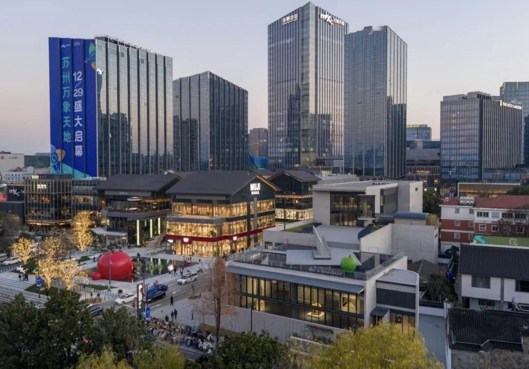 2026年元旦，苏州商业地标热度双响。
 
石路商圈新晋亮相的苏州万象天地，以1