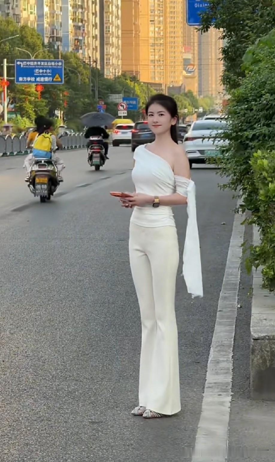 又是哪里的村花出来了[偷笑]