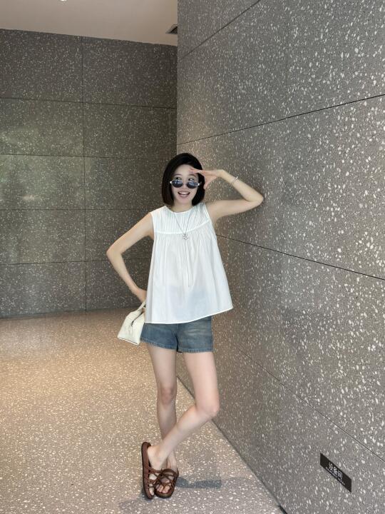 OOTD 今天穿的白色背心