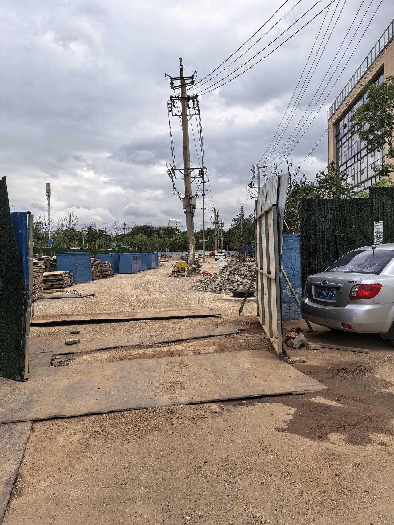 关上关岭路延长线上快修好了，在融城天阶二期的旁边，现在就差这个路中间的一排电杆拆