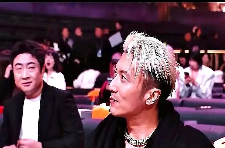 刷到一条“成龙现场质问谢霆锋，乔杉低头解释”的短视频，画面里大哥一脸严肃，霆锋插