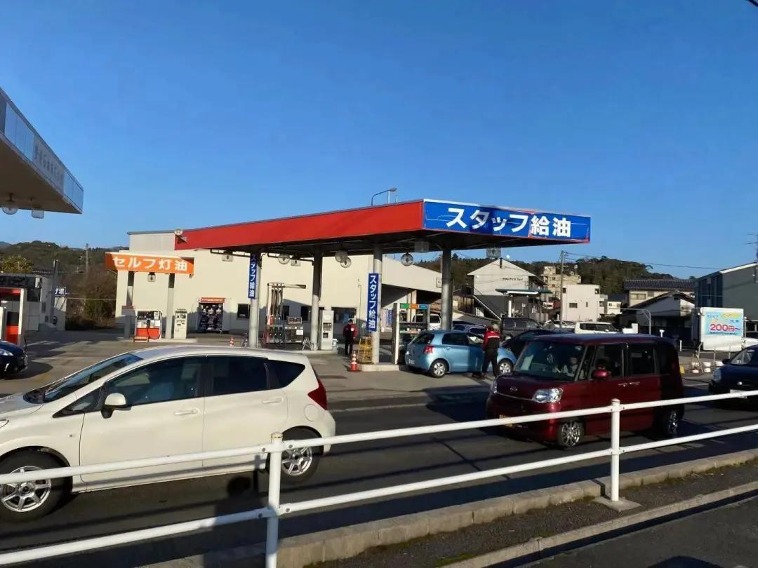 日本此次彻底陷入能源危机，已经扛不住了，国际原油价格一路飙升，政府用于平抑油价的