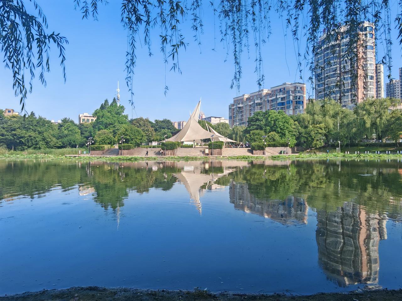 天蓝蓝水蓝蓝