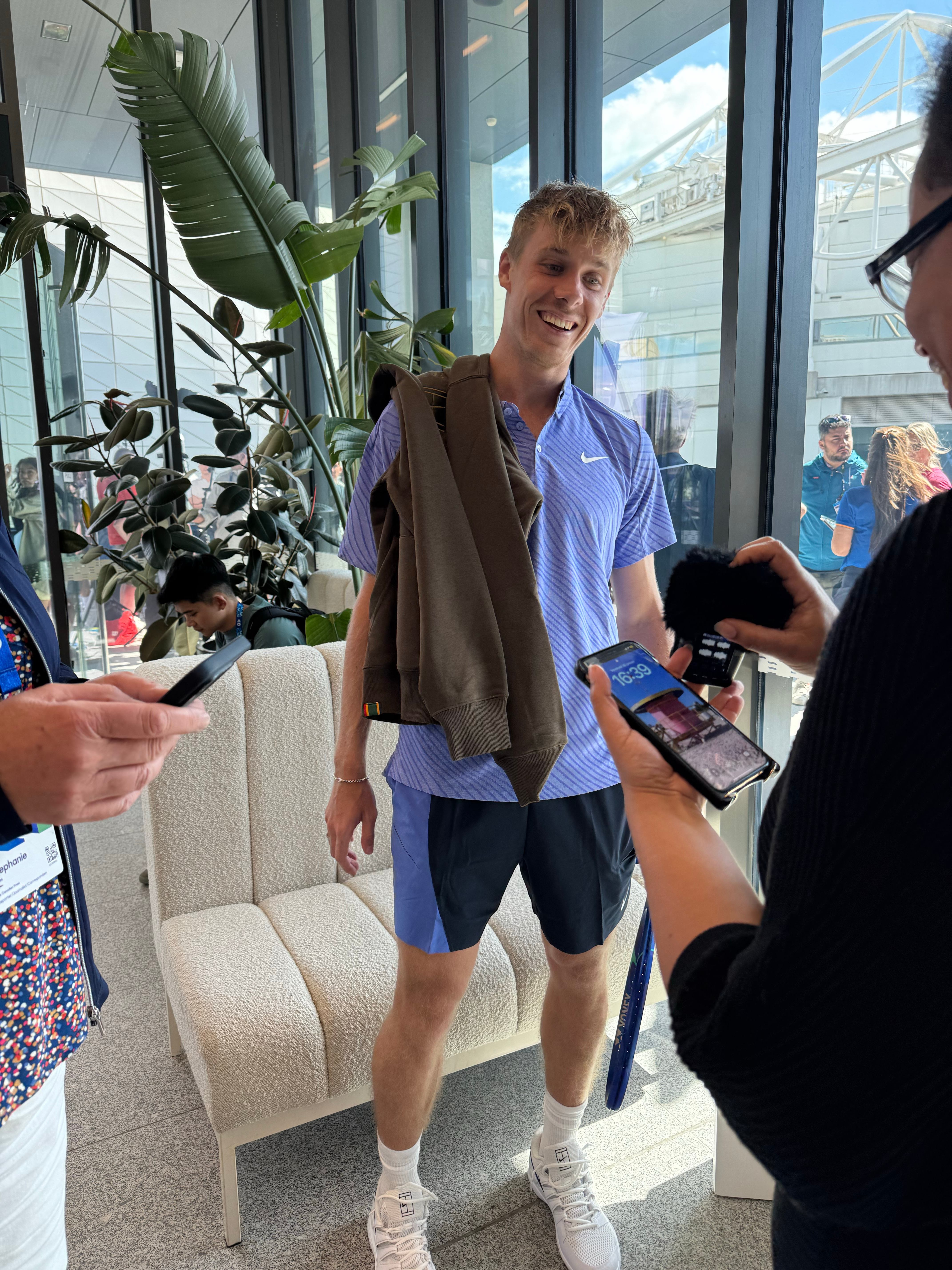 Media day，赛前采访小布首轮的对手沙波瓦洛夫🎤🇨🇦本姑问了丹尼斯两