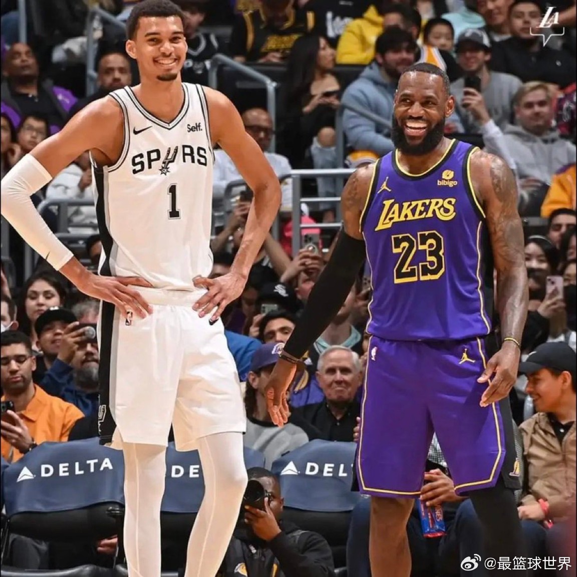 勒布朗表示，我们还没看到文班亚马的上限：“真高兴联赛到来时我不在其中。真高兴我能