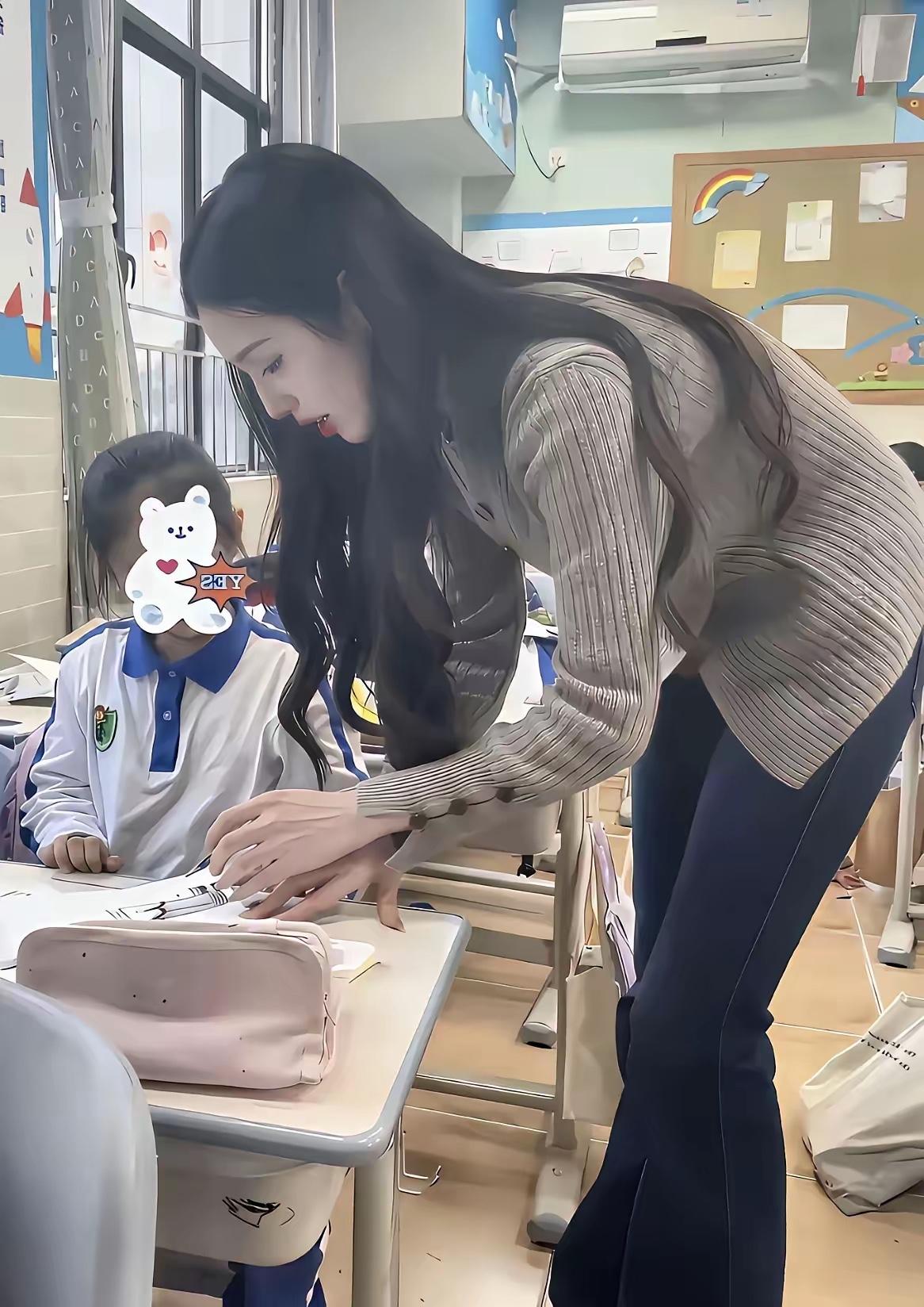 侄女所在班级的班主任换老师了，长的很漂亮，据说是北京师范大学毕业的硕士生。
  